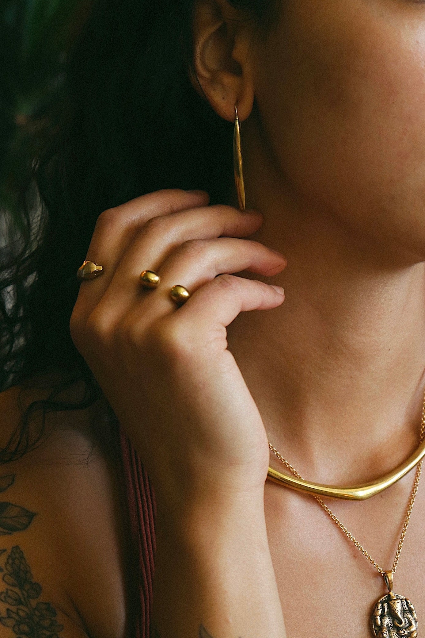 Model wearing gold panther wrap ring on index finger