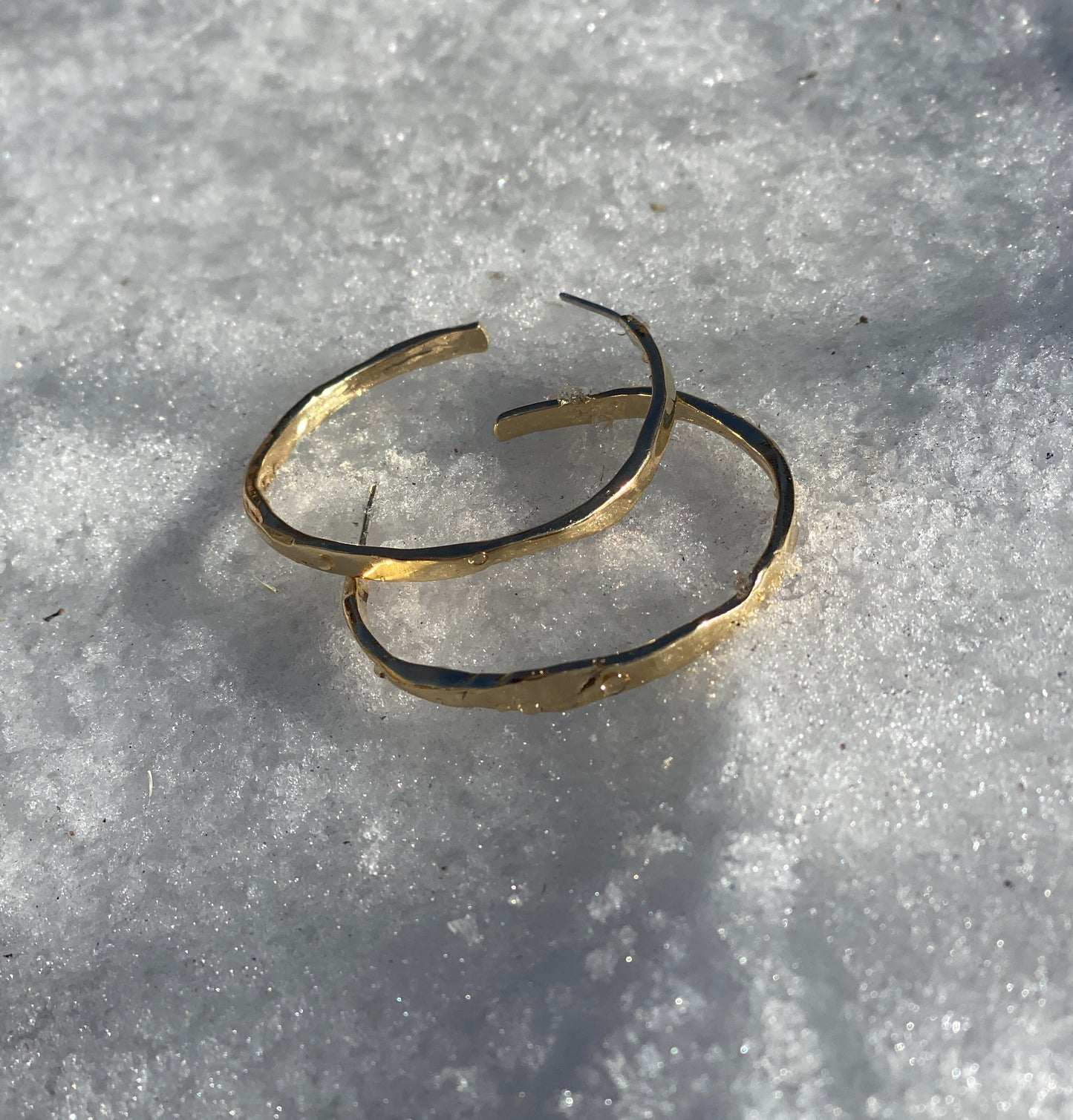 Gold thin hammered hoop earrings in tumbaga