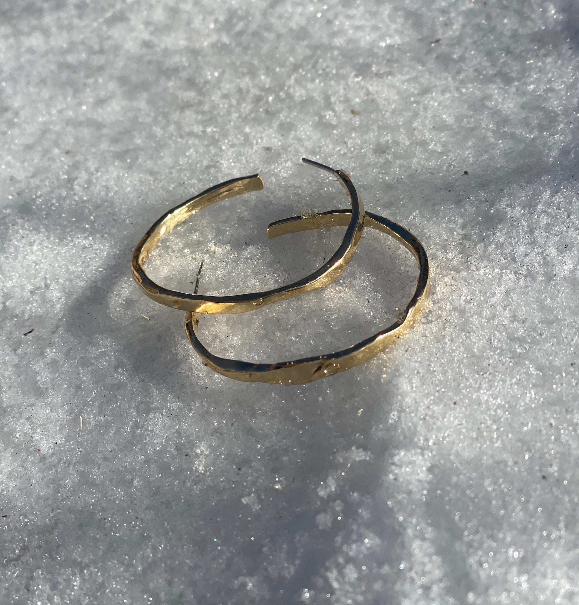 Gold thin hammered hoop earrings in tumbaga